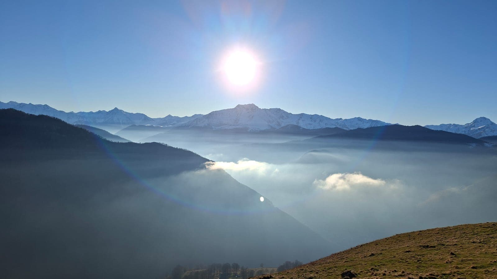 Soleil bas d'hiver de fin de journée à l'ouest, au-dessus d'une couche d'inversion très marquée sur la vallée.